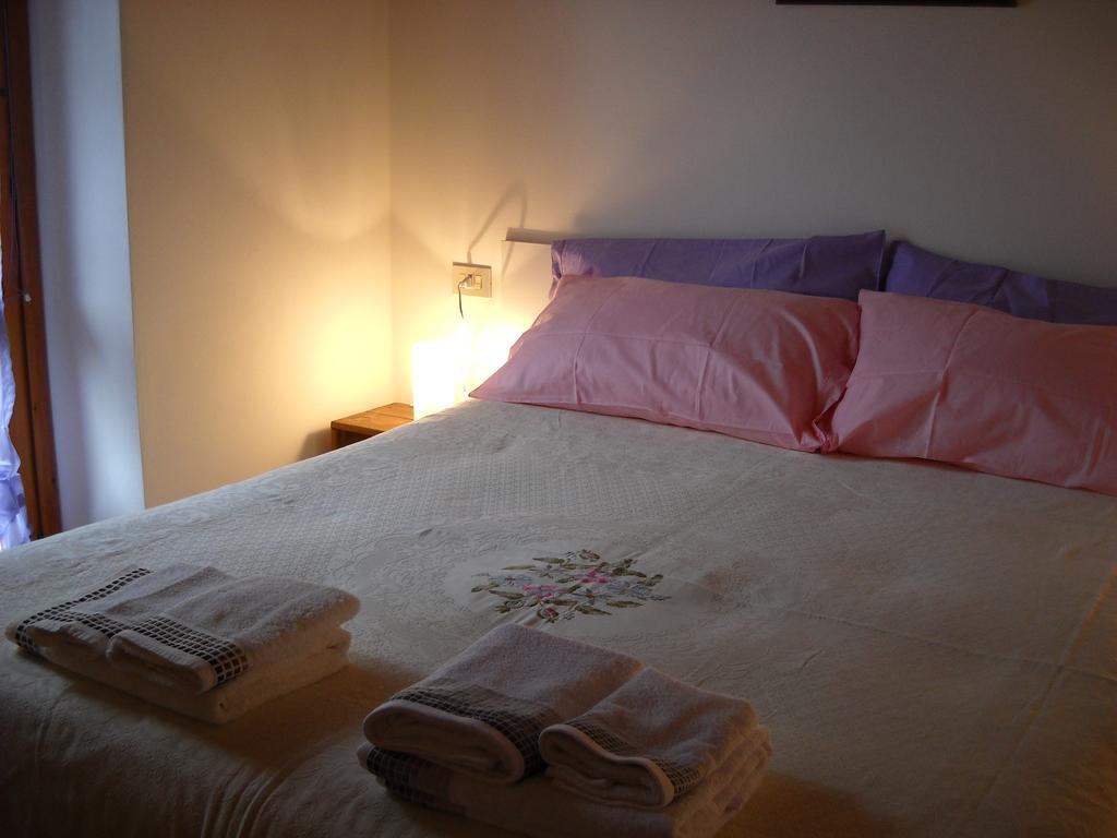 Agriturismo Cascina Lert มาโรเน ภายนอก รูปภาพ